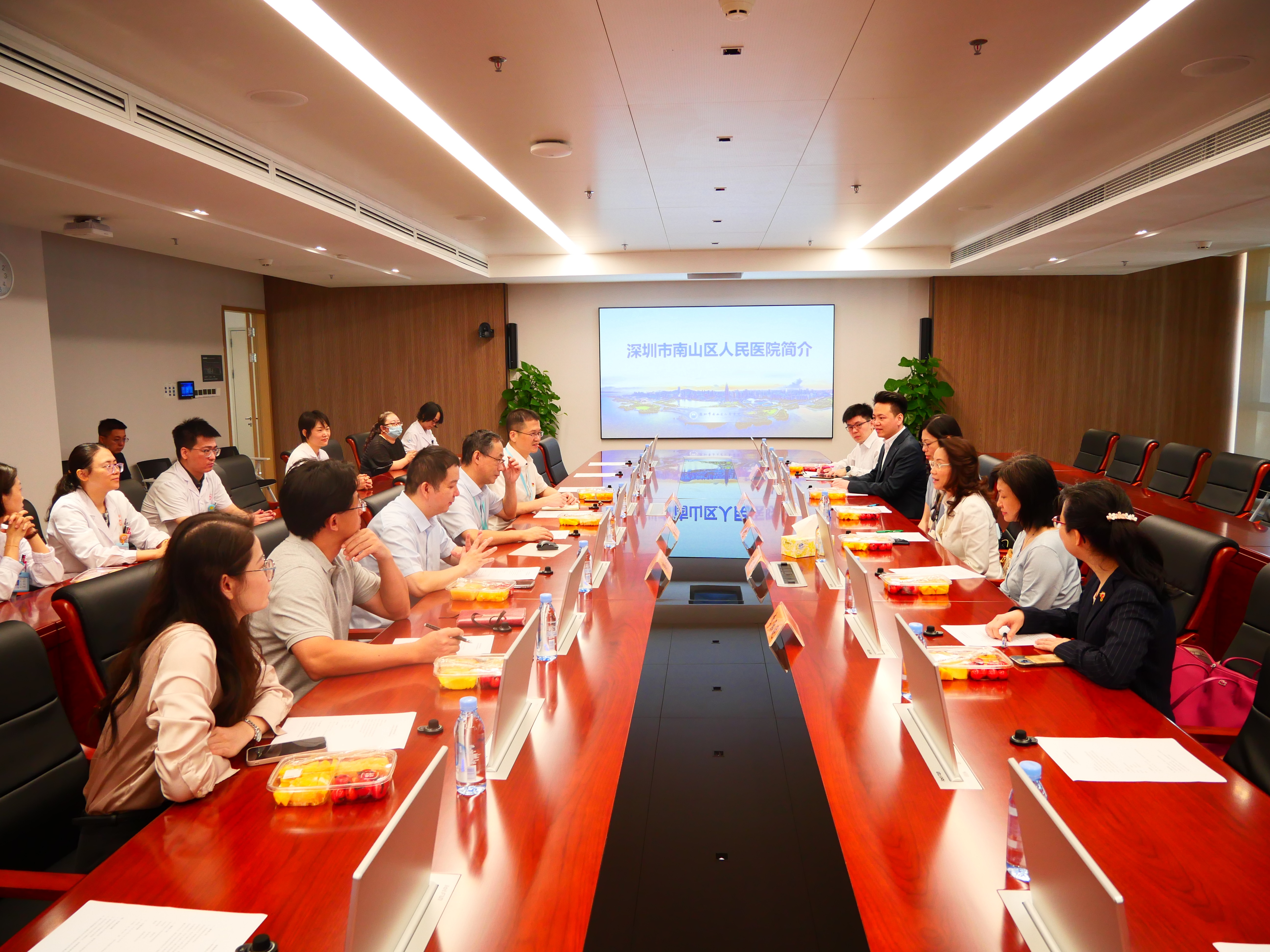 深港共繪跨境醫(yī)療新藍(lán)圖——我司攜手香港醫(yī)管局共赴南山醫(yī)院、北大深圳醫(yī)院訪問交流